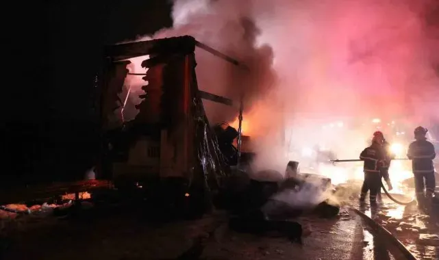 Lastik yüklü dorse alev topuna döndü: İtfaiye uzun uğraşlarla söndürdü