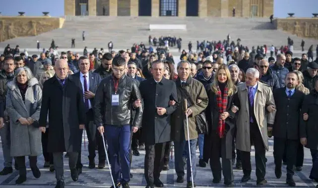 CHP Genel Başkanı Özel, engellilerle birlikte Anıtkabir'i ziyaret etti