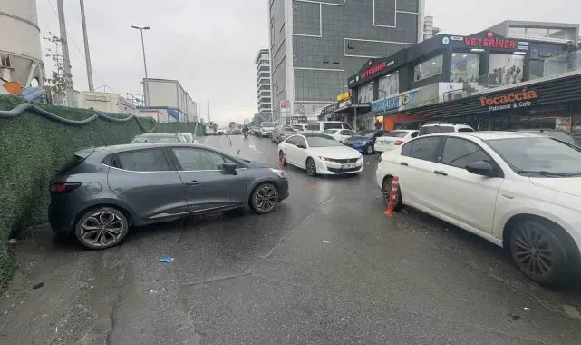 Aracını yolun ortasına park eden sürücü hastane yolunu kapattı