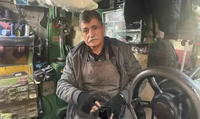 Yağışlar ayakkabı tamircilerinin işlerini artıyor