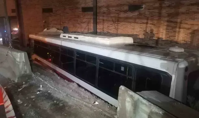 İzmir'de virajı alamayan belediye otobüsü AVM bahçesine düştü: 1 yaralı