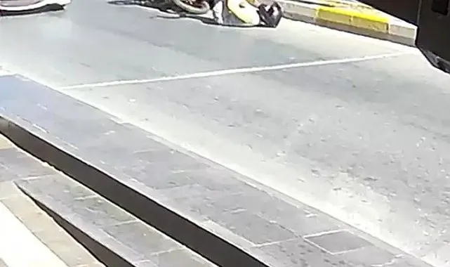 Yayaya çarpmamak için fren yapınca devrilen motosikletteki 2 kişi yaralandı