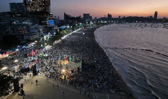 Tayland'da havai fişek festivali, karanlığı renklendirdi
