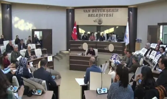 AK Parti ile DEM arasında 'Kayyum' tartışması
