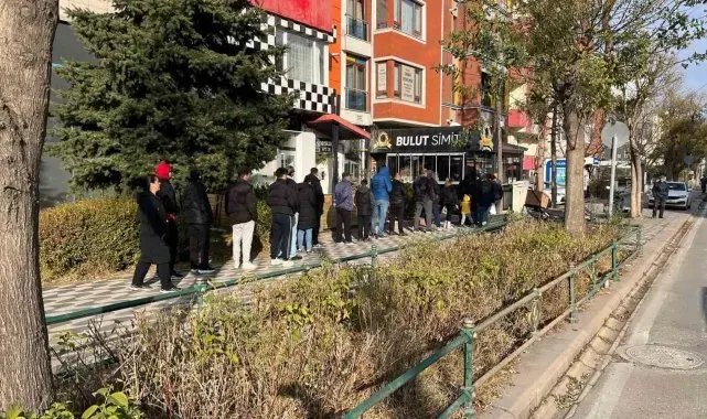 Kahvaltıya sıcak simit almak isteyen vatandaşlar kuyruk oluşturdu