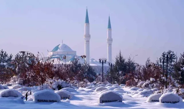 Erzurum buz tuttu, sokak çeşmeleri dondu