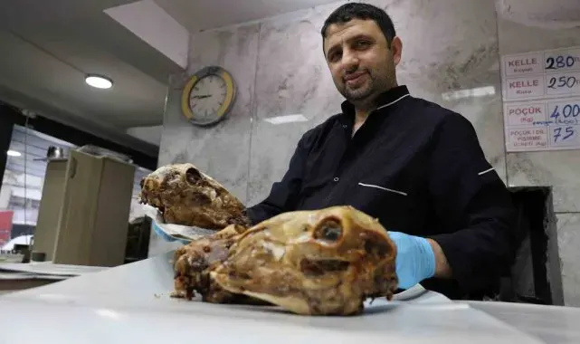 Saatlerce pişiriliyor baltayla yarılarak servis ediliyor