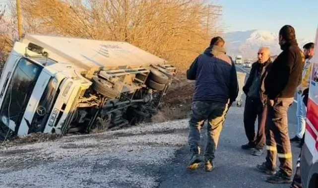 Elazığ'da kamyon yoldan çıktı, sürücü yaralandı
