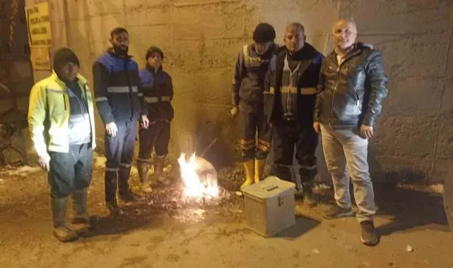Hakkari Belediyesi Su ve Arıza ekipleri zorlu kış şartlarına meydan okuyor