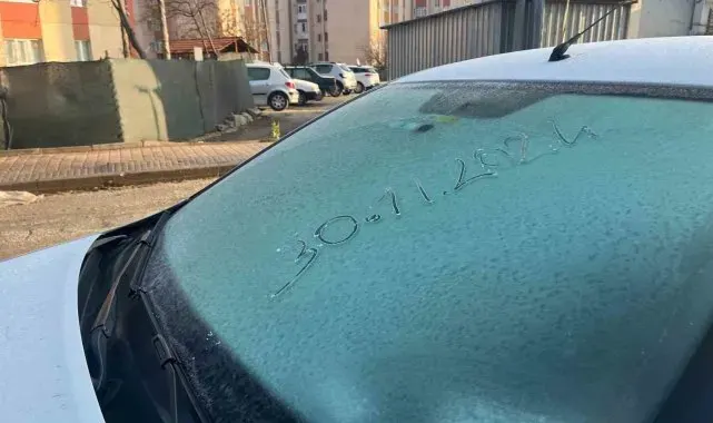 Eskişehir'de araçların üzerinde kırağı oluştu