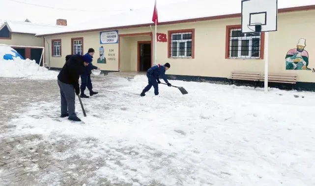 Jandarma, öğretmenlerle kar temizliği yaptı öğrenciler ile kartopu oynadı