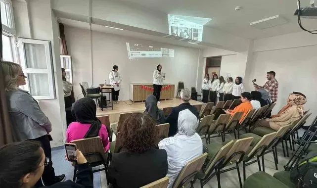 Afyonkarahisar Zübeyde Hanım Kız Meslek Lisesi öğrencilerinden işaret diliyle anlamlı kutlama