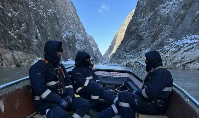 Aras Elektrik Dağıtım A.Ş. çalışanları tekne ile kurtarıldı