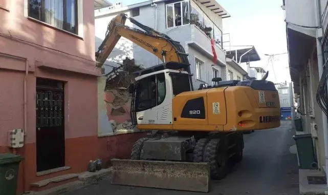 Tehlike saçan metruk bina yıkıldı