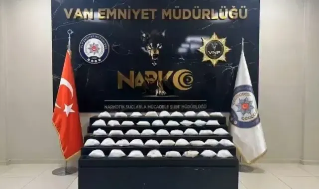 Van'da minibüsün 'zula' diye tabir edilen gizli bölmesinde 24 kilo metamfetamin ele geçirildi