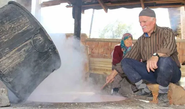 Üzüm sıkma makinesi ile pekmez kazanları kaynıyor
