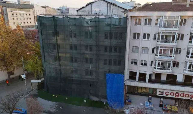 Kısmi göçük yaşanan binanın makine ile yıkımı için cadde ulaşıma kapatılacak
