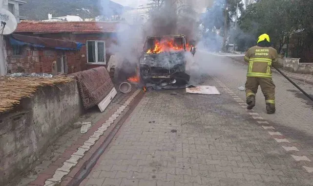 Alev topuna dönen kamyonet kullanılmaz hale geldi