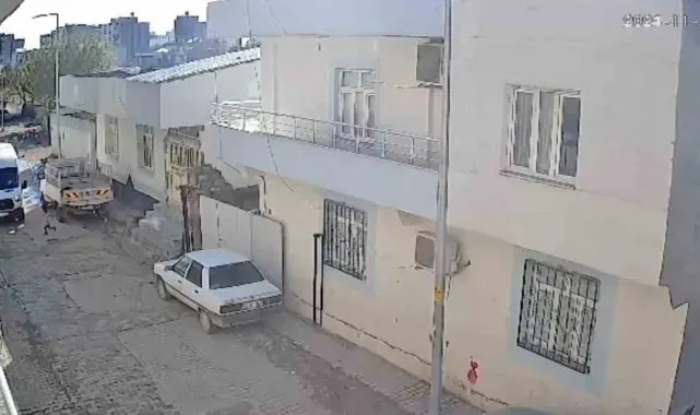 Feci kaza kamerada: Şanlıurfa'da minibüsün çarptığı çocuk hayatını kaybetti