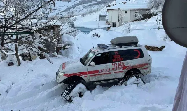 Karlı yolları aşan sağlık ekipleri yaşlı hastanın imdadına Hızır gibi yetişti