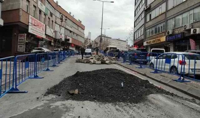 Güngören'de çöken yol hala trafiğe açılmadı, esnaf mağdur oldu