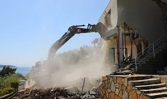 Bodrum'da kaçak yapılarda yıkım çalışmaları sürüyor