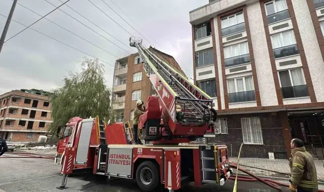 Başakşehir'de korkutan çatı yangını: Yüksek gerilim hattının altındaki binadan alevler yükseldi