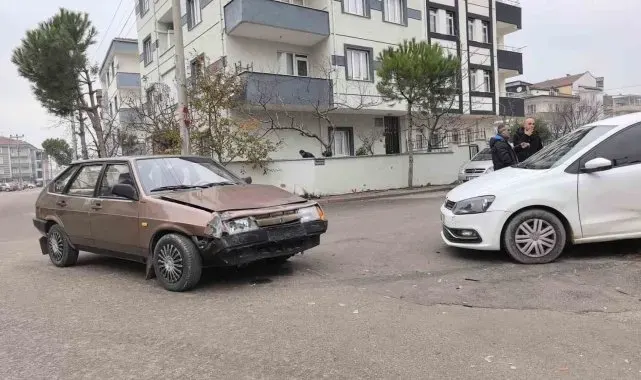 2 otomobilin çarpıştığı kazada 2 kişi yaralandı