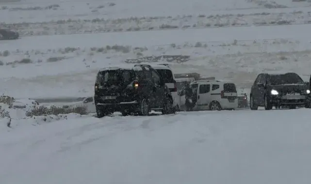 Van'da yollar buz pistine döndü
