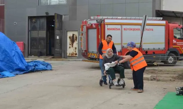 Hastanede yapılan yangın tatbikatı gerçeğini aratmadı