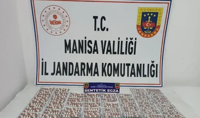 Aracında yüzlerce sentetik ecza hapıyla yakalandı