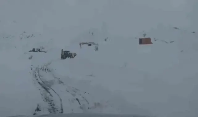 Siirt'te kardan kapanan yolda çalışmalar devam ediyor