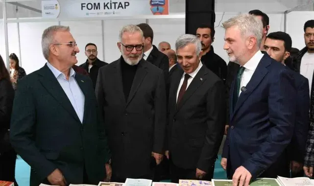Depremzede şehir Kahramanmaraş'ta kitap fuarına yoğun ilgi