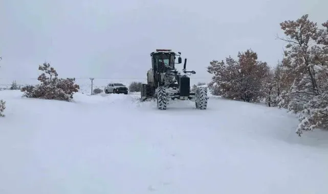 Elazığ'da kapalı köy yollarını açma çalışmaları sürüyor