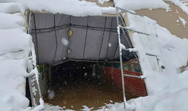 Bayburt'ta kardan ahırın damı çöktü