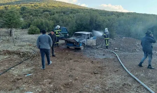 Denizli'de seyir halindeki araç alev alev yandı