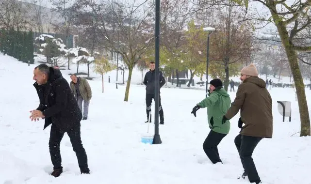 Rektör Sözbir öğrencilerle kartopu oynadı