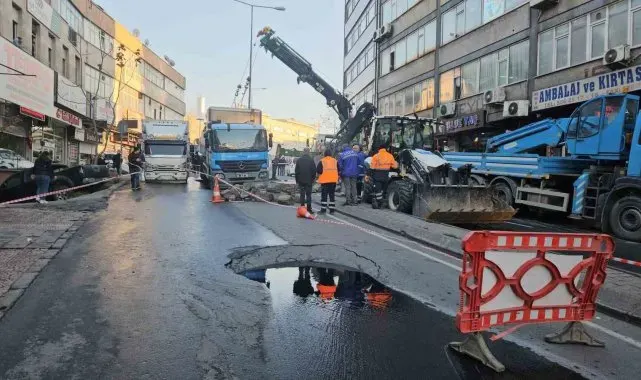 Güngören'de çöken yolda sıkışan kamyon kurtarıldı