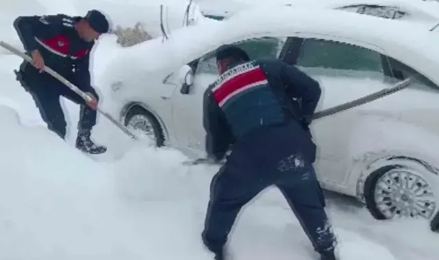 Karda mahsur kalanların imdadına Jandarma yetişti