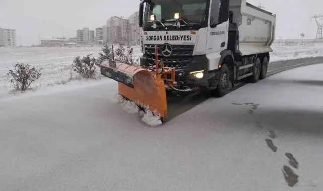 Yozgat'ta yoğun kar yağışı sonrası Sorgun Belediyesi kar temizleme mesaisinde