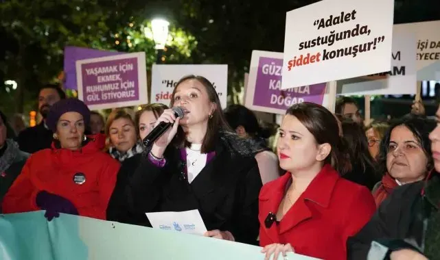 Manisalı kadınlar kol kola girip gece yürüyüşü yaptı