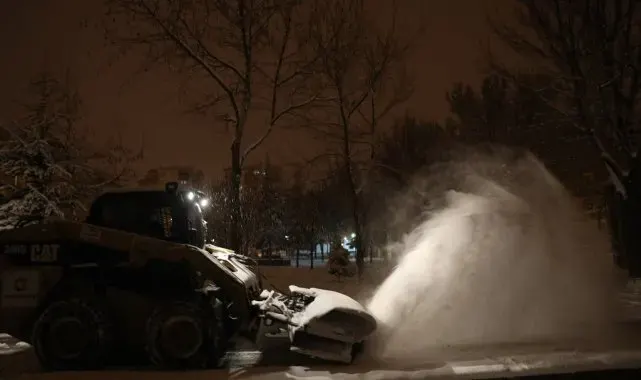 Başkan Çolakbayrakdar, "Kar, şehrimize bereket getirirken, ulaşım güvenliği için de gece gündüz çalışıyoruz"