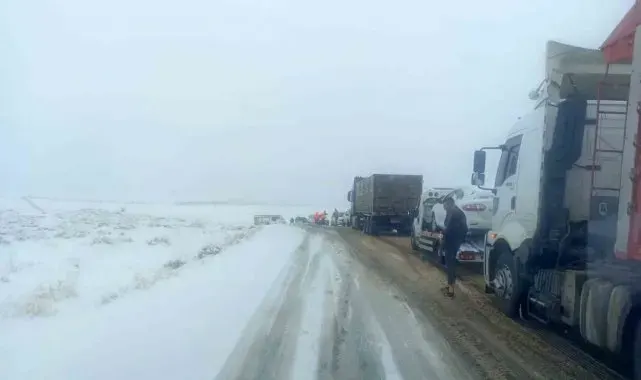 Kar yağışıyla kapanan Viranşehir-Diyarbakır yolu trafiğe açıldı