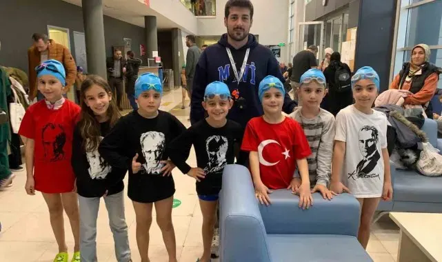 Minik yüzücüler madalyaları topladı