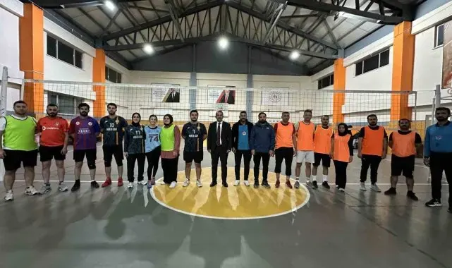 Yüksekova'da 420 öğretmen voleybol turnuvasında bir araya geldi