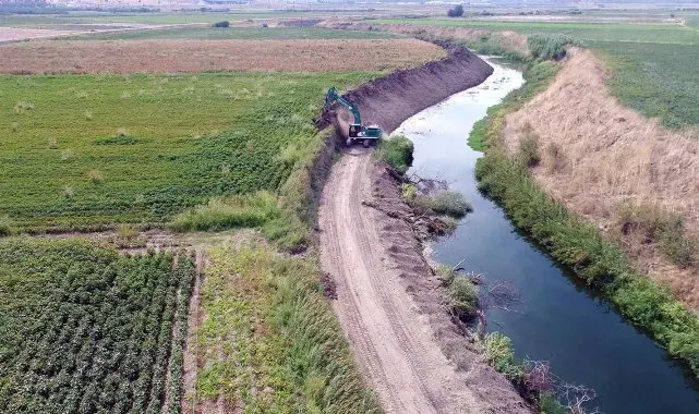 Uşak'ta dere yatakları taşkın riskine karşı temizlendi