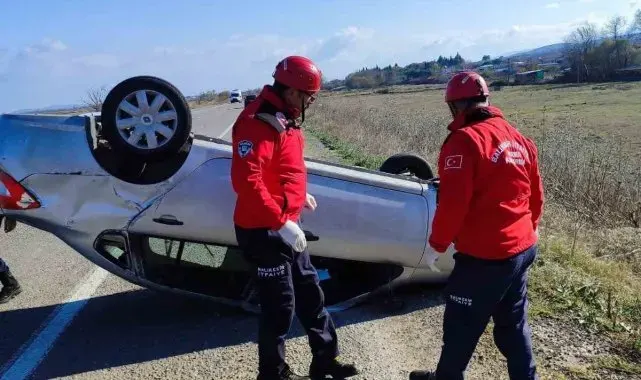 Manyas'ta takla atan otomobilde can pazarı