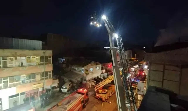Boya atölyesinde çatı yangını
