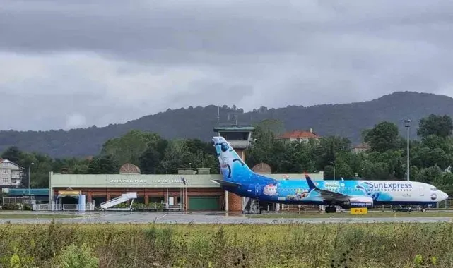 Almanya'dan Zonguldak'a gelen yolcu uçağına yıldırım düştü