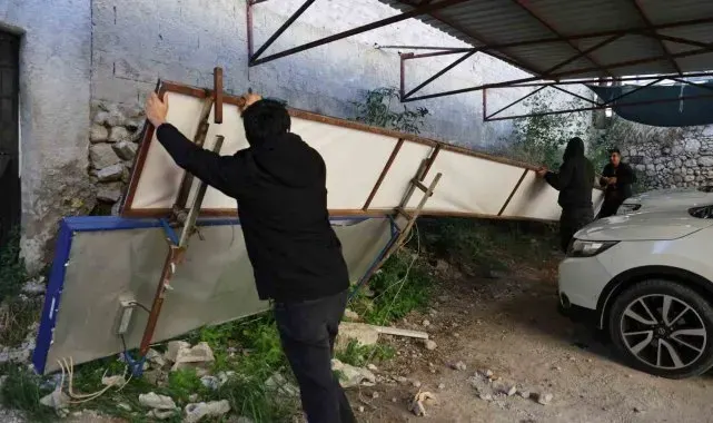Adana'da fırtına nedeniyle 50 iş yerinin tabelası zarar gördü